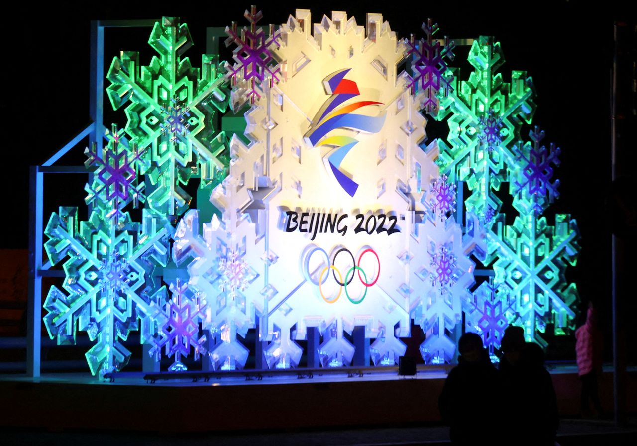 Un panel iluminado con el logotipo de los Juegos Olímpicos de Invierno de Pekín 2022 en Pekín, China, el 26 de enero de 2022. REUTERS/Fabrizio Bensch