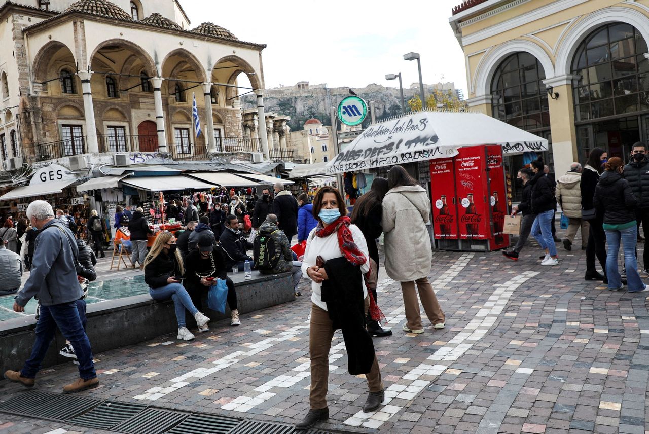 FOTO DE ARCHIVO: Personas con mascarilla en la plaza Monastiraki de Atenas, Grecia, el 29 de diciembre de 2021. REUTERS/Louiza Vradi