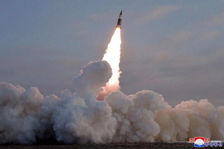Corea del Norte lanza un misil guiado desde una ubicación desconocida. Foto divulgada el 17 de enero 2022 por la agencia de noticias estatal KCNA. ATENCIÓN EDITORES: ESTA IMAGEN FUE PROVISTA POR UNA TERCERA PARTE.