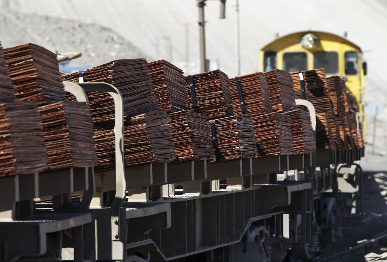 Imagen de archivo de un tren que transporta cátodos de cobre sale de la mina y fundición de Chuquicamata hacia un puerto en el norte de Chile. 1 de abril, 2011. REUTERS/Ivan Alvarado/Archivo