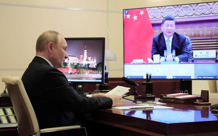 Foto de archivo de una videoconferencia entre el Presidente ruso Vladimir Putin y su par chino Xi Jinping en la cumbre del G20.
Oct 31, 2021. Sputnik/Evgeniy Paulin/Kremlin via REUTERS
ATENCIÓN EDITORES, ESTA IMAGEN FUE SUMINISTRADA POR UNA TERCERA PARTE