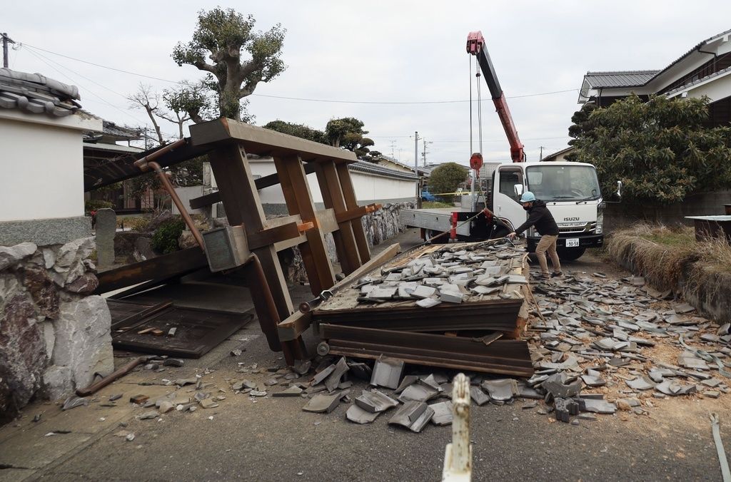 La puerta derrumbada de una casa en la prefectura de Ōita el 22 de enero de 2022. (© Kyōdō)
