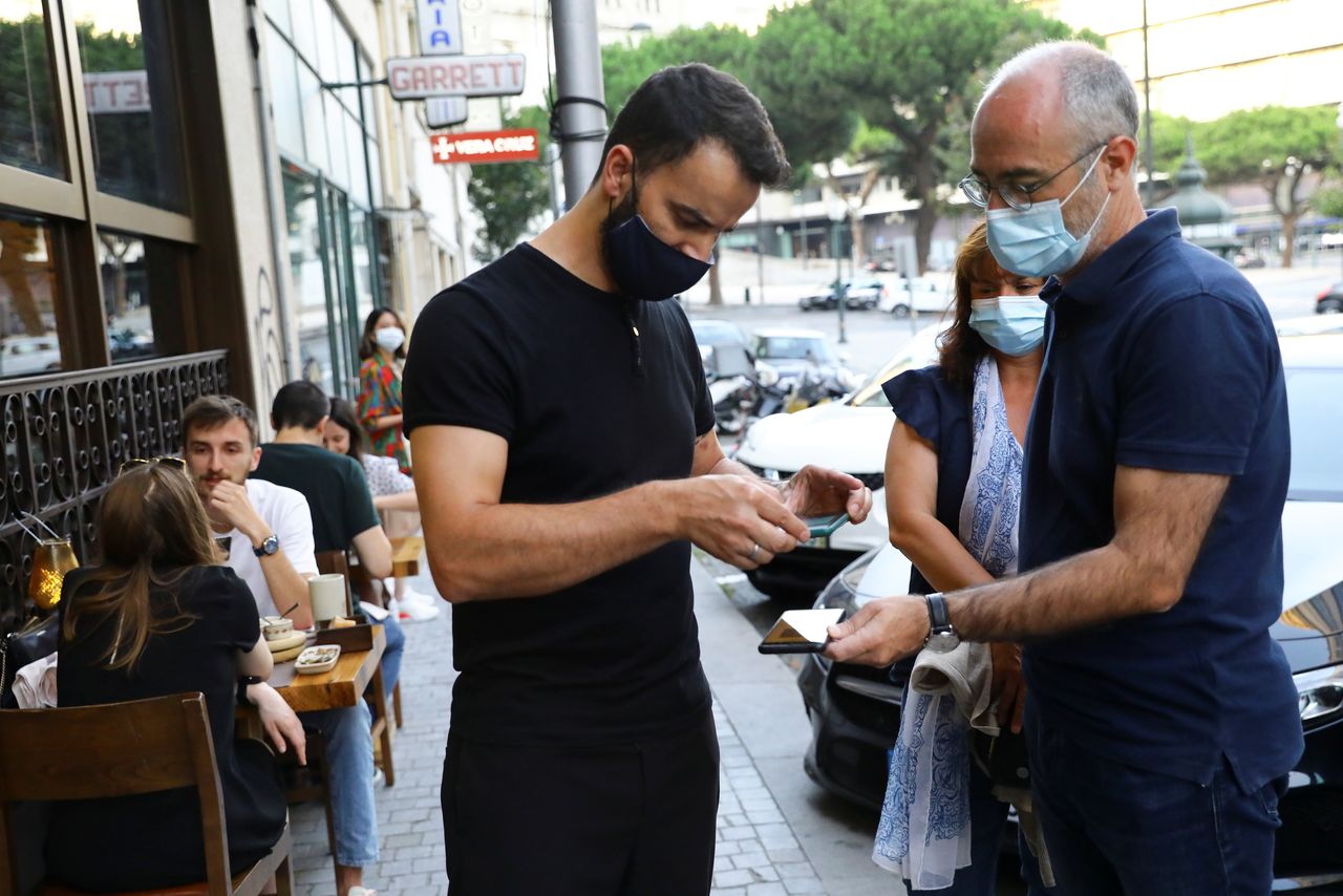 FOTO DE ARCHIVO: Un trabajador de un restaurante comprueba el certificado de vacunación contra el COVID-19 de un hombre en Oporto, Portugal, el 10 de julio de 2021. REUTERS/Violeta Santos Moura
