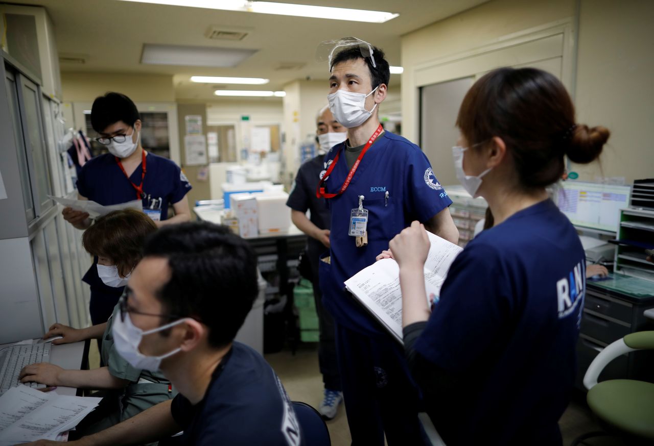FOTO DE ARCHIVO: Personal sanitario del Hospital Universitario Santa Mariana de Yokohama, Japón, el 25 de mayo de 2021. REUTERS/Issei Kato
