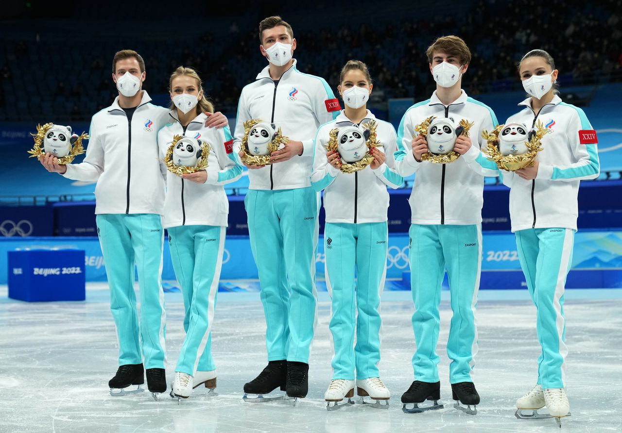 Los miembros del equipo ruso de patinaje artístico sobre hielo posan tras ganar la medalla de oro por equipos en el Estadio Cubierto de la Capital de Pekín, China, el 7 de febrero de 2022. REUTERS/Aleksandra Szmigiel
