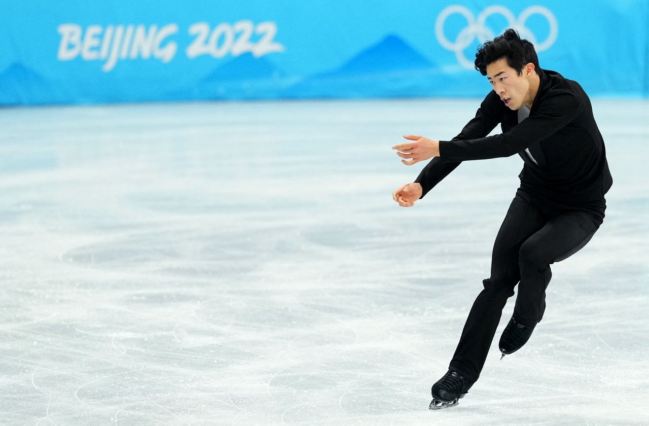 Nathan Chen, de Estados Unidos, en acción durante la prueba de patinaje individual masculino en el programa corto de patinaje artístico, en el Estadio Cubierto de la Capital, Pekín, China, 8 de febrero de 2022. REUTERS/Aleksandra Szmigiel