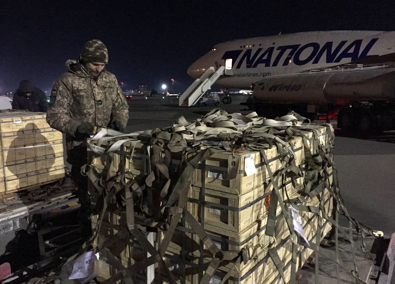 Ayuda militar de Estados Unidos a Ucrania, es descargada de un avión en el aeropuerto internacional de Boryspil, en las afueras de Kiev, Ucrania. 13 de febrero de 2022. REUTERS/Serhiy Takhmazov