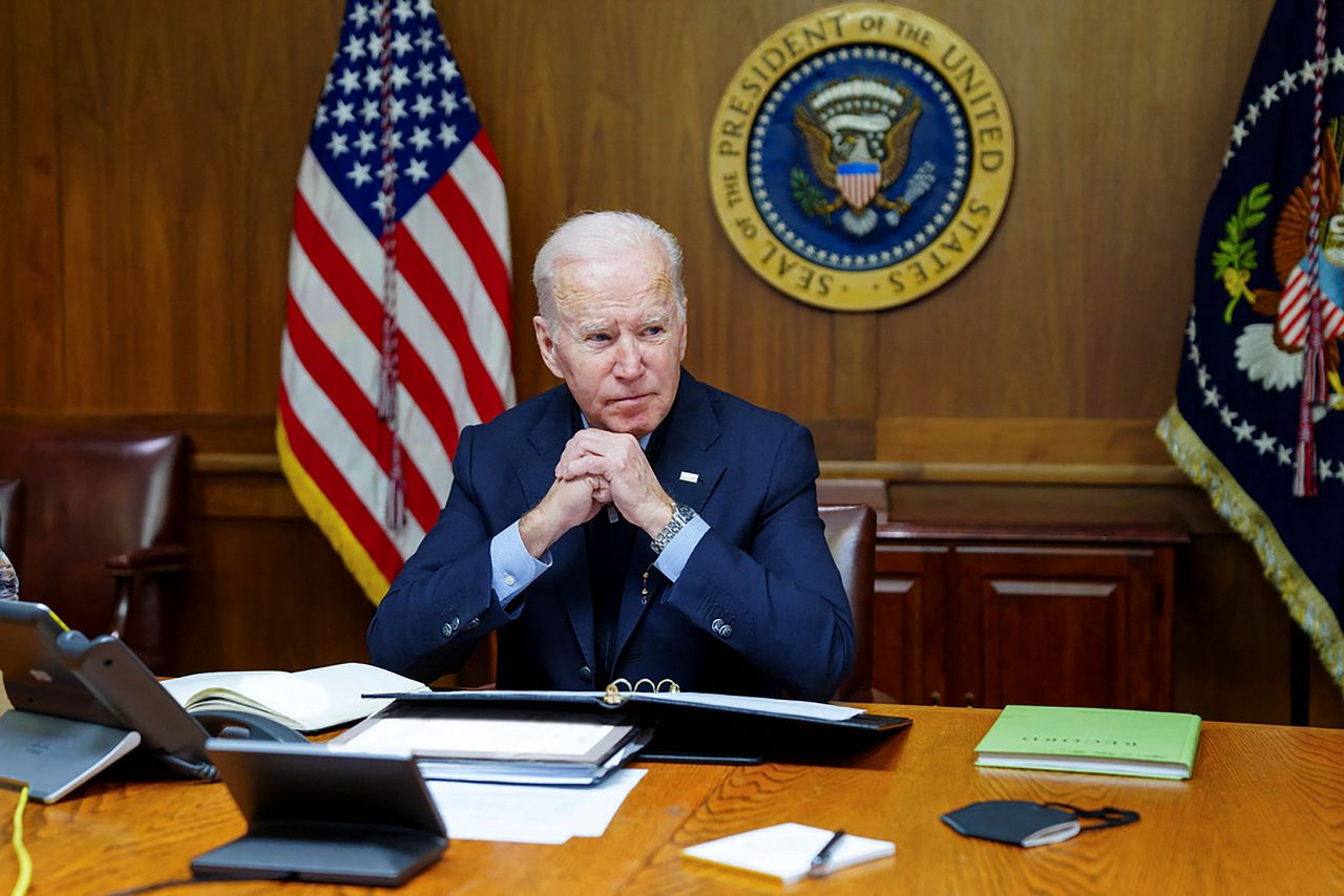 El presidente de Estados Unidos, Joe Biden, habla por teléfono con el de Rusia, Vladimir Putin, sobre una posible invasión rusa de Ucrania, mientras Biden pasa el fin de semana en el retiro presidencial de Estados Unidos en Camp David, en esta foto oficial de la Casa Blanca difundida después de la conversación en Thurmont, Maryland, Estados Unidos. 12 de febrero de 2022. Casa Blanca/vía Reuters. ATENCIÓN EDITORES - ESTA IMAGEN HA SIDO ENTREGADA POR UN TERCERO.