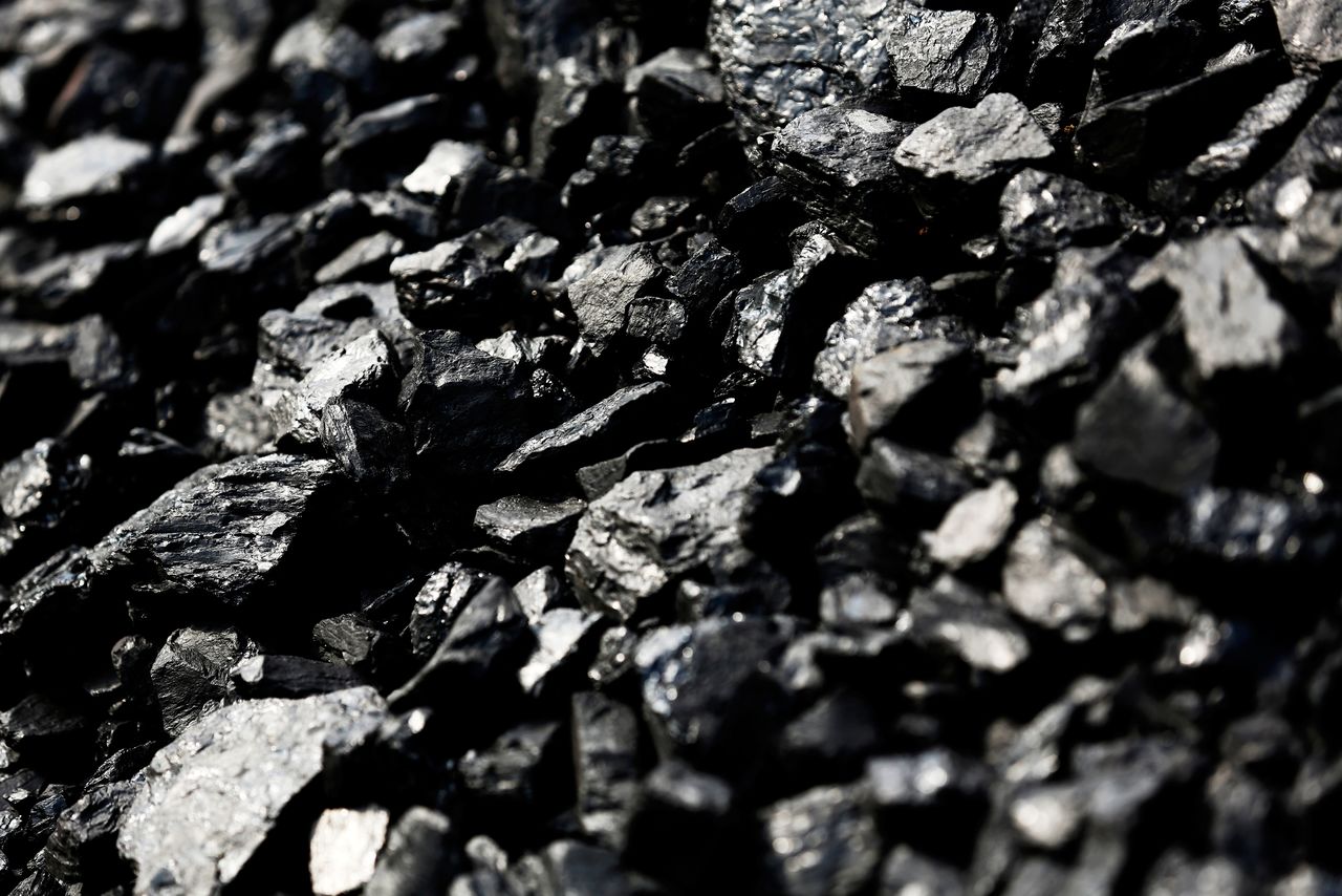 FOTO DE ARCHIVO: Carbón a la espera de ser cargado en los vagones del tren para salir de la mina Hobet en el condado de Boone, Virginia Occidental, Estados Unidos, 12 de mayo de 2016. REUTERS/Jonathan Ernst