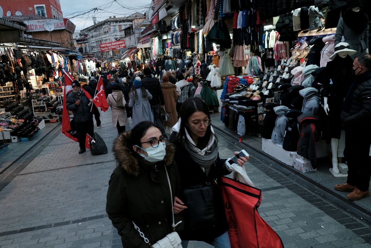 FOTO DE ARCHIVO: Personas caminando por el bazar Mahmutpasa de Estambul, Turquía, el 13 de enero de 2022. REUTERS/Murad Sezer