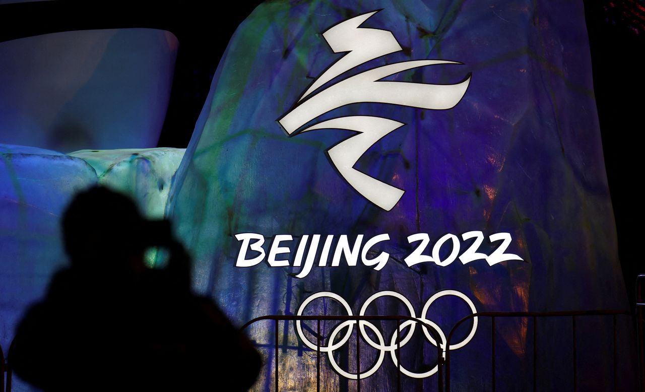 FOTO DE ARCHIVO: Un logotipo iluminado antes de los Juegos Olímpicos de Invierno 2022 en Pekín, China, 26 de enero de 2022. REUTERS/Fabrizio Bensch