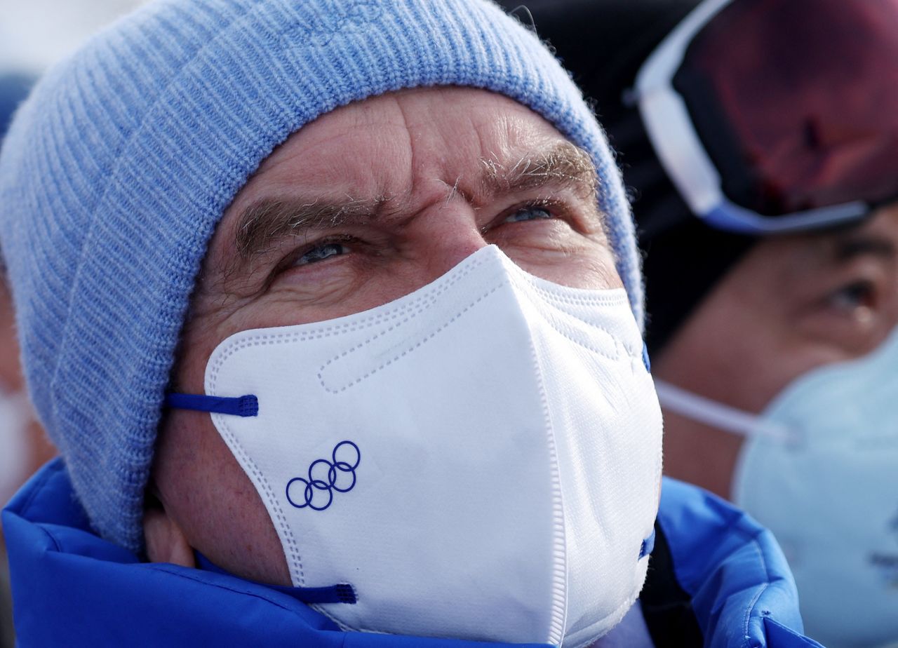 FOTO DE ARCHIVO: El presidente del Comité Olímpico Internacional, Thomas Bach, durante la final de snowboard 
