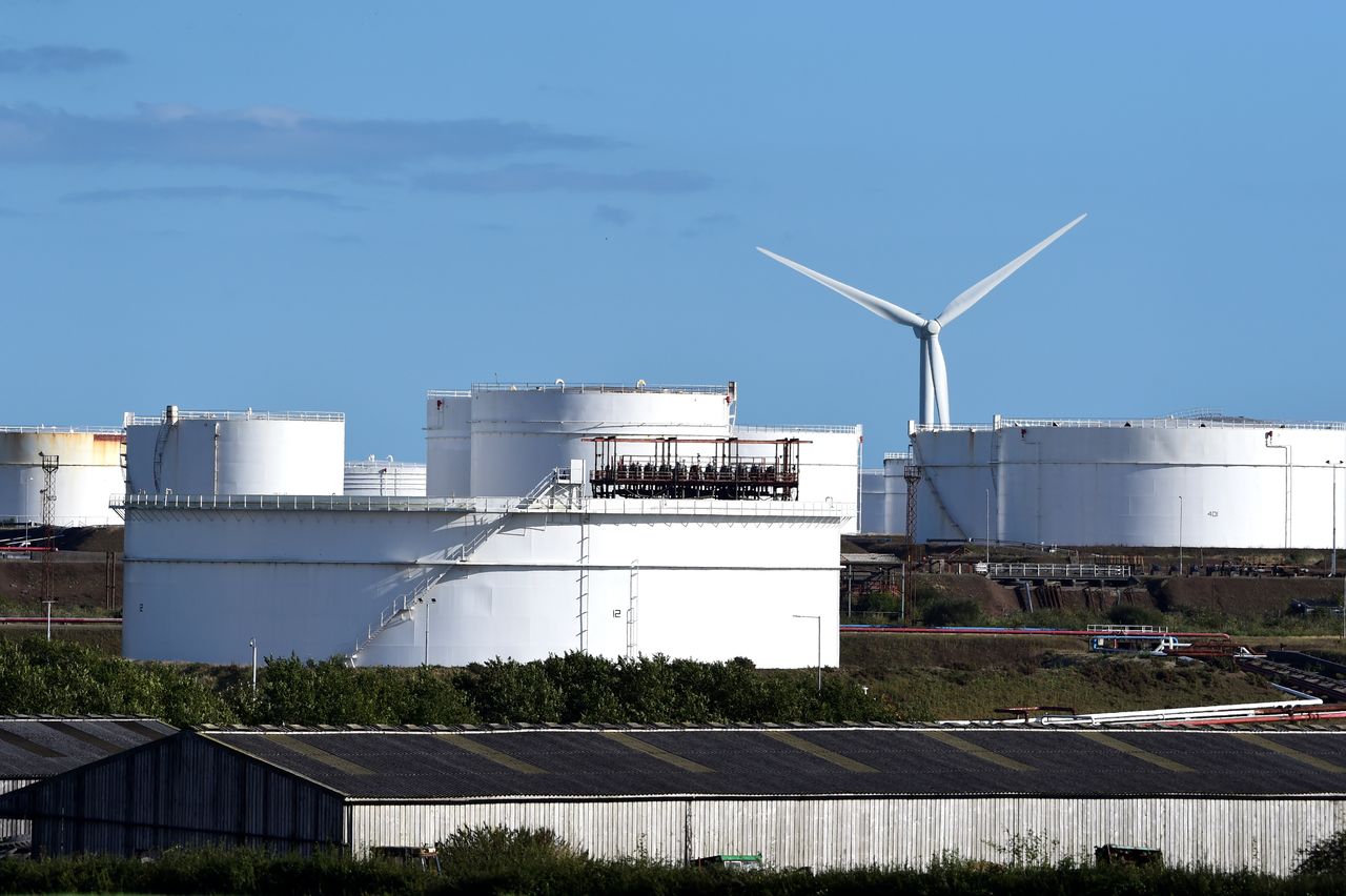FOTO DE ARCHIVO: Tanques de almacenamiento en una terminal de gas natural licuado en Waterston, Gales, Reino Unido, el 20 de septiembre de 2021. REUTERS/Rebecca Naden