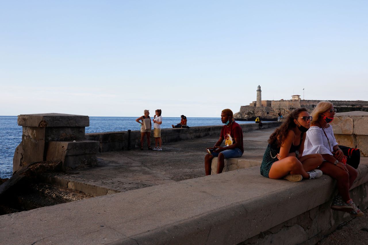 FOTO DE ARCHIVO: Varias personas en El Malecón de La Habana, Cuba, el 8 de febrero de 2022. REUTERS/Amanda Perobelli