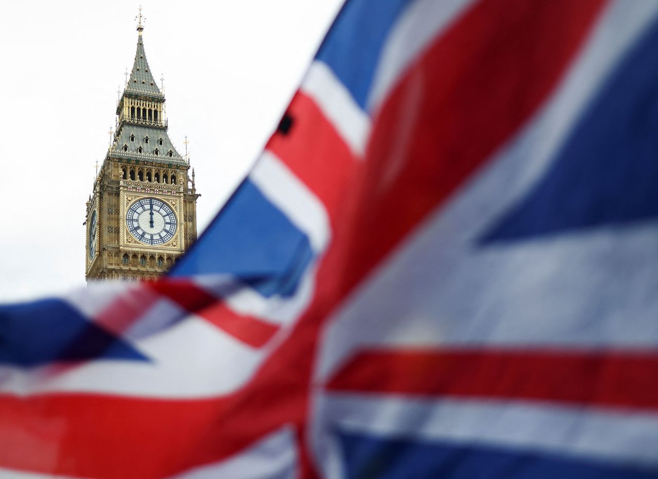 La bandera Union Jack ondea frente a las Casas del Parlamento, en Londres, Reino Unido, 9 de febrero de 2022. REUTERS/Tom Nicholson
