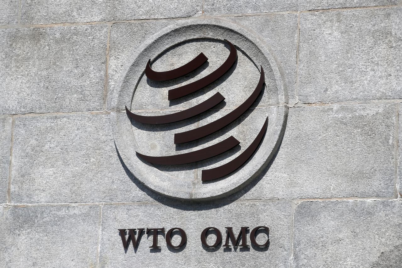 FOTO DE ARCHIVO: Logotipo en la sede de la Organización Mundial del Comercio (OMC) en Ginebra, Suiza, 2 de junio de 2020. REUTERS/Denis Balibouse