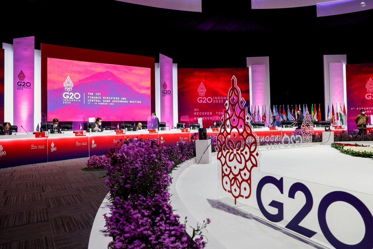 Los dirigentes se preparan para una reunión en el último día de la reunión de ministros de finanzas y gobernadores de bancos centrales del G20 en Yakarta, Indonesia, 18 de febrero de 2022. REUTERS/Mast Irham