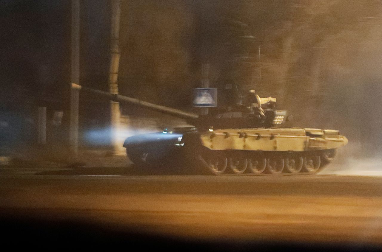 Un tanque circula por una calle después de que el presidente ruso, Vladímir Putin, ordenara el despliegue de tropas rusas en dos regiones separatistas del este de Ucrania tras el reconocimiento de su independencia, en la ciudad de Donetsk, controlada por los separatistas, 22 de febrero de 2022. REUTERS/Alexander Ermochenko
