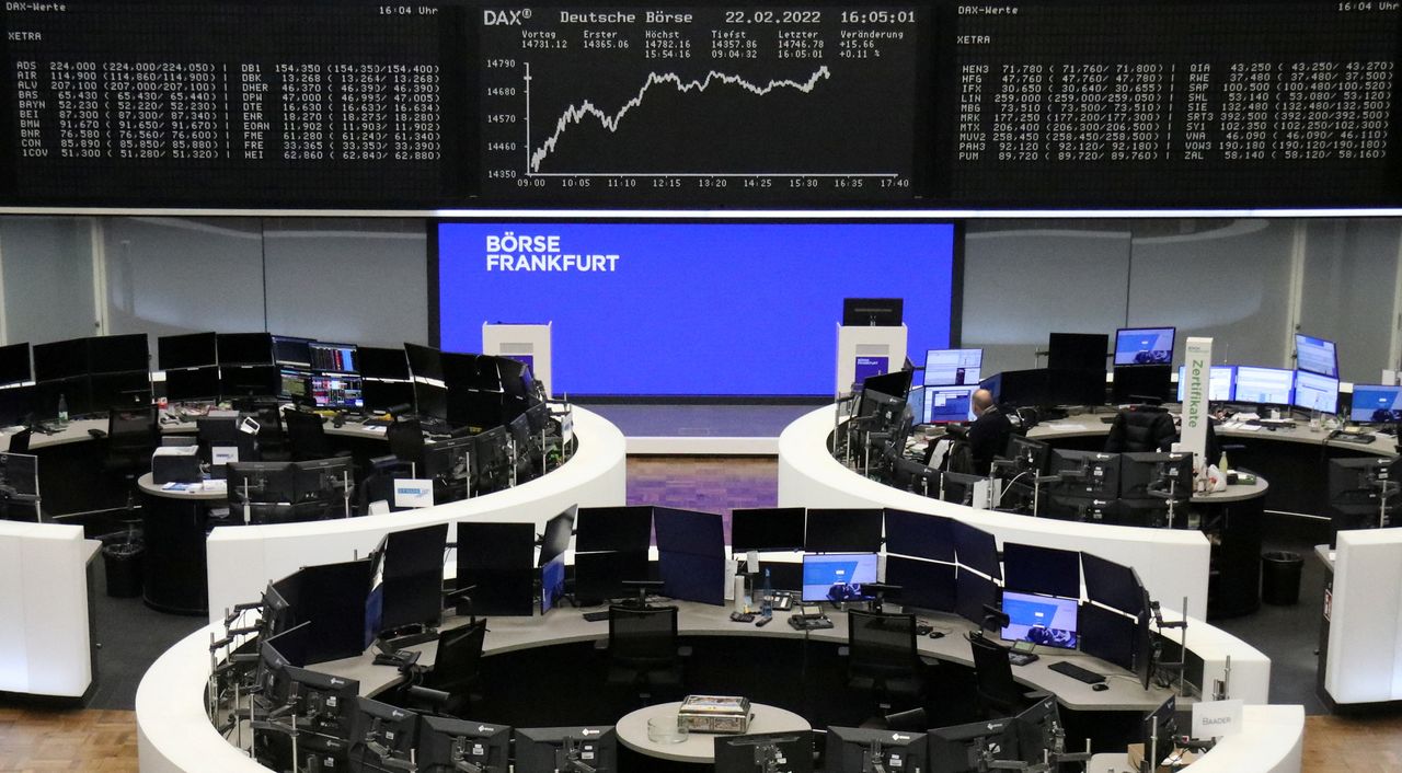 FOTO DE ARCHIVO: El gráfico del índice de precios alemán DAX en una pantalla en el interior de la Bolsa de Fráncfort, Alemania, el 22 de febrero de 2022. REUTERS/Personal