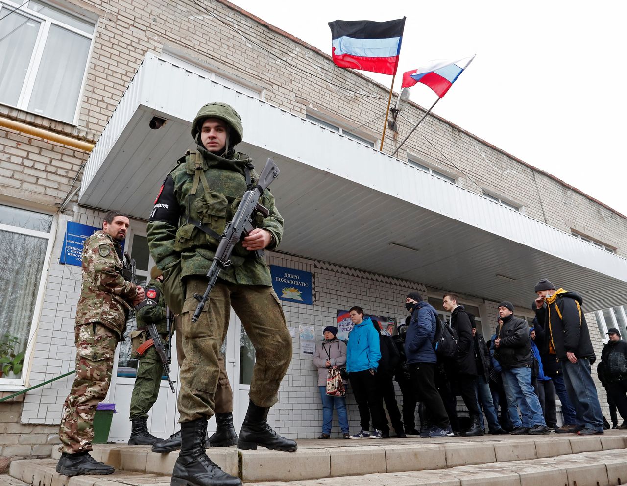 Militantes de la autoproclamada República Popular de Donetsk frente a un punto de movilización militar en la ciudad de Donetsk, controlada por los separatistas, el 23 de febrero de 2022. REUTERS/Alexander Ermochenko