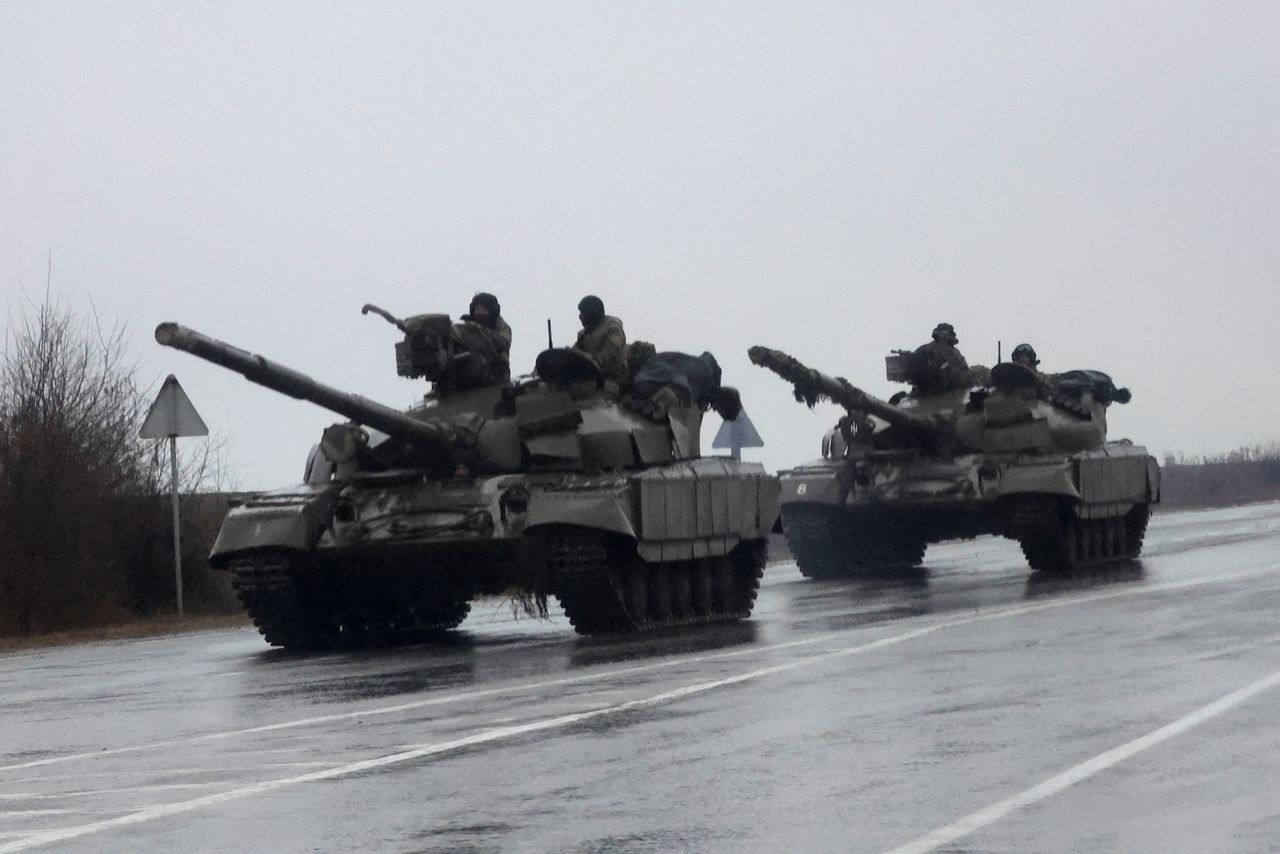 Unos tanques se adentran en la ciudad, después de que el presidente ruso Vladimir Putin autorizara una operación militar en el este de Ucrania, en Mariúpol, el 24 de febrero de 2022. REUTERS/Carlos Barria
