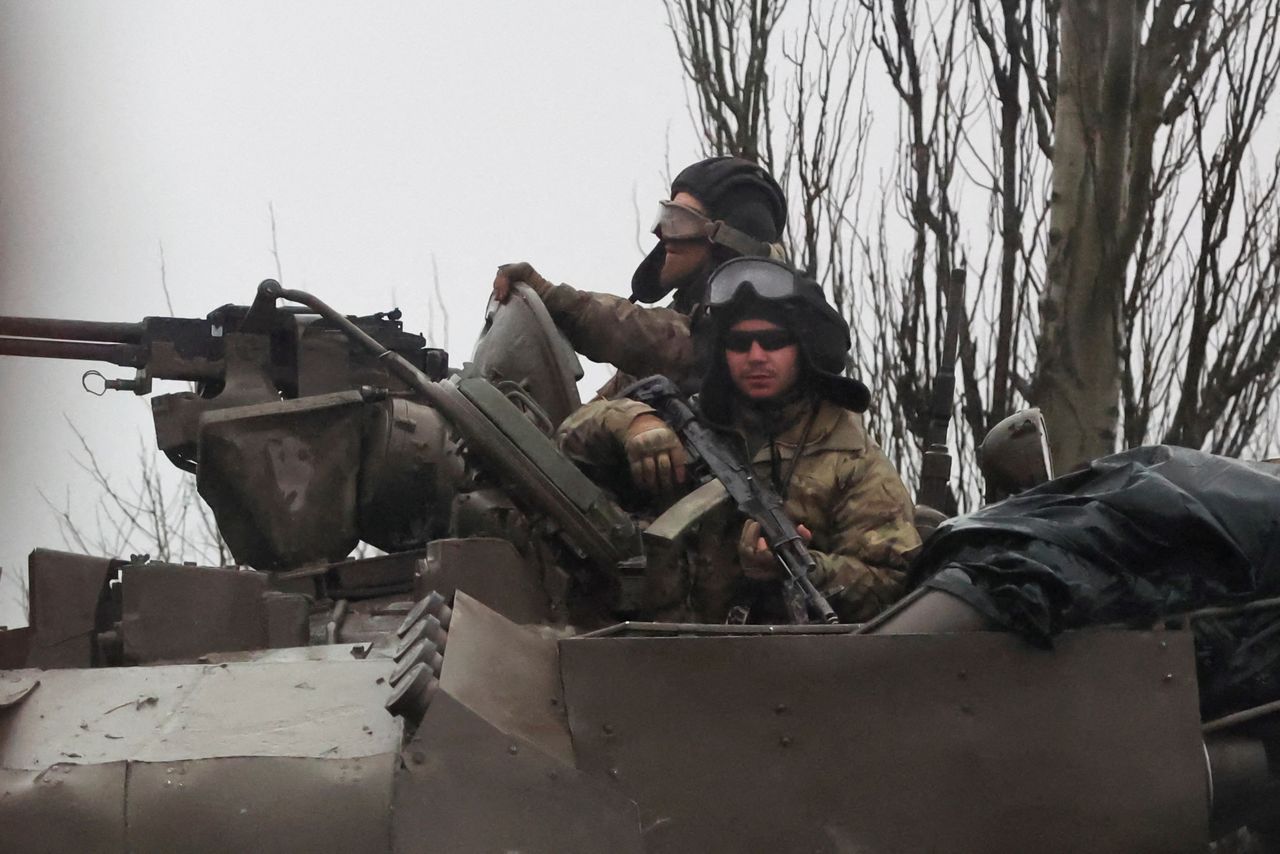 Unos tanques se adentran en la ciudad, después de que el presidente ruso Vladimir Putin autorizara una operación militar en el este de Ucrania, en Mariúpol, el 24 de febrero de 2022. REUTERS/Carlos Barria