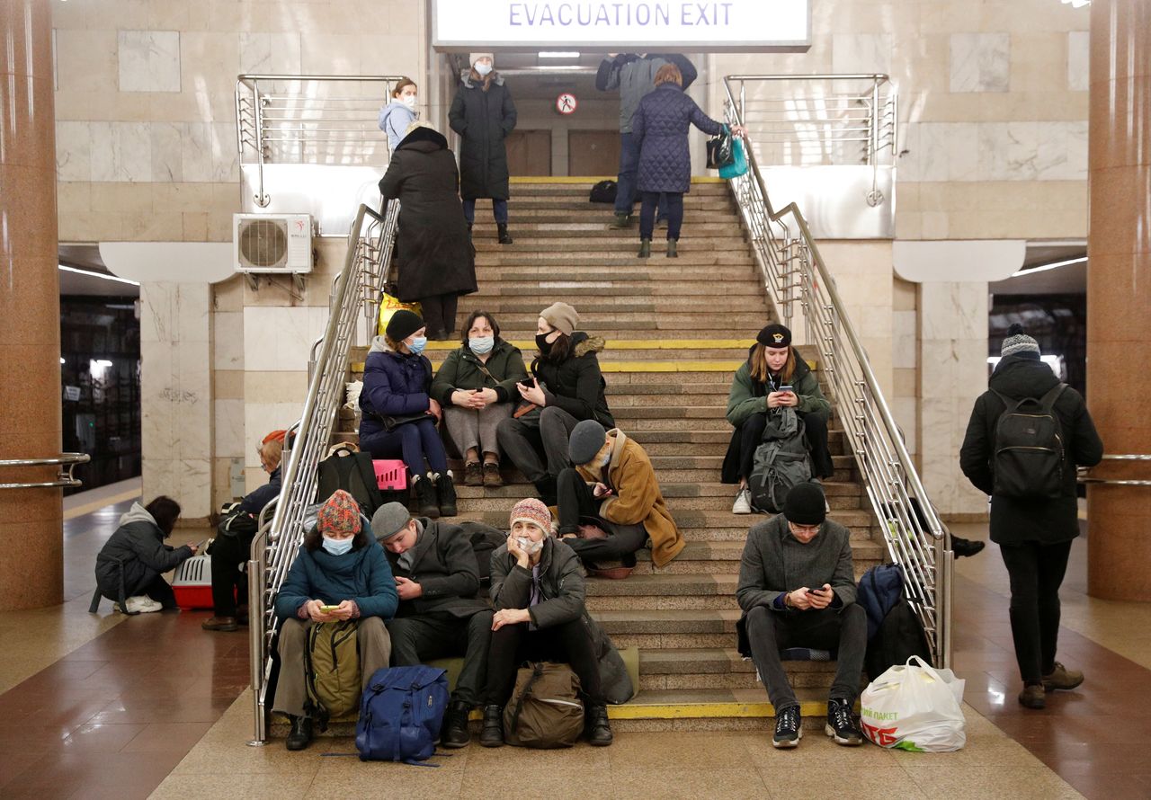 Un grupo de personas se refugia en una estación de metro, después de que el presidente ruso Vladimir Putin autorizara una operación militar en el este de Ucrania, en Kiev, Ucrania, el 24 de febrero de 2022. REUTERS/Valentyn Ogirenko