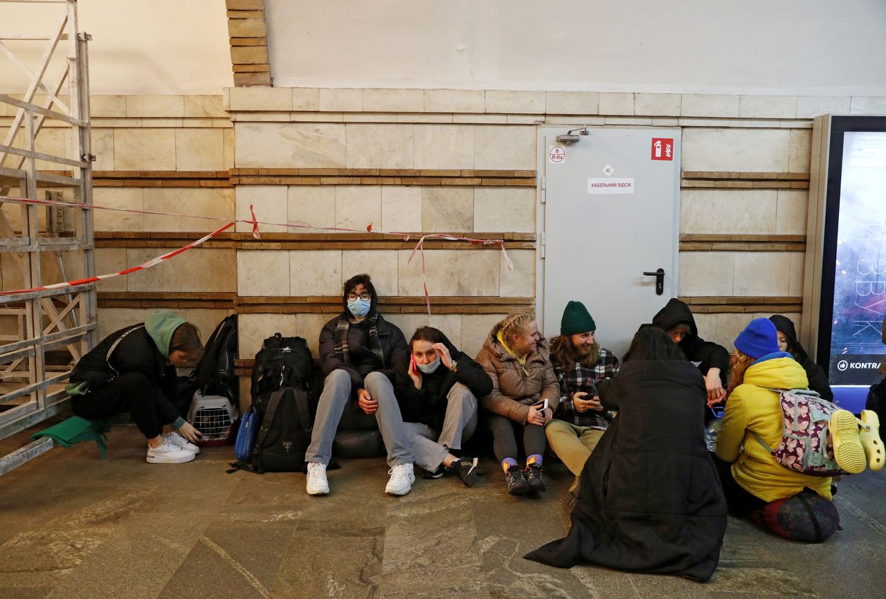 Un grupo de personas se refugia en una estación de metro, después de que el presidente ruso Vladimir Putin autorizara una operación militar en el este de Ucrania, en Kiev, Ucrania, el 24 de febrero de 2022. REUTERS/Valentyn Ogirenko