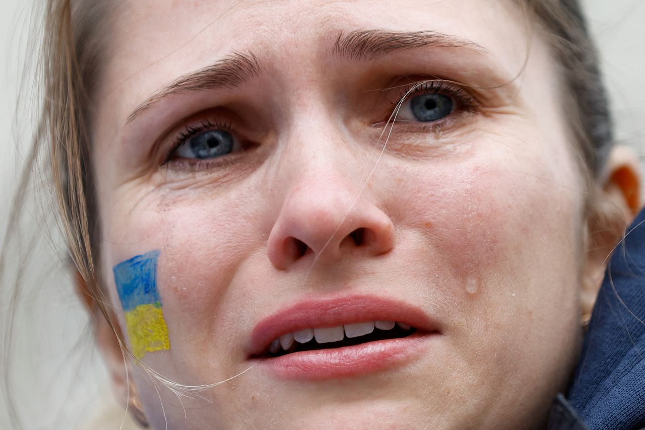 Una persona reacciona durante una manifestación proucraniana cerca de Downing Street, en Londres, Gran Bretaña. 24 de febrero de 2022. REUTERS/Peter Cziborra