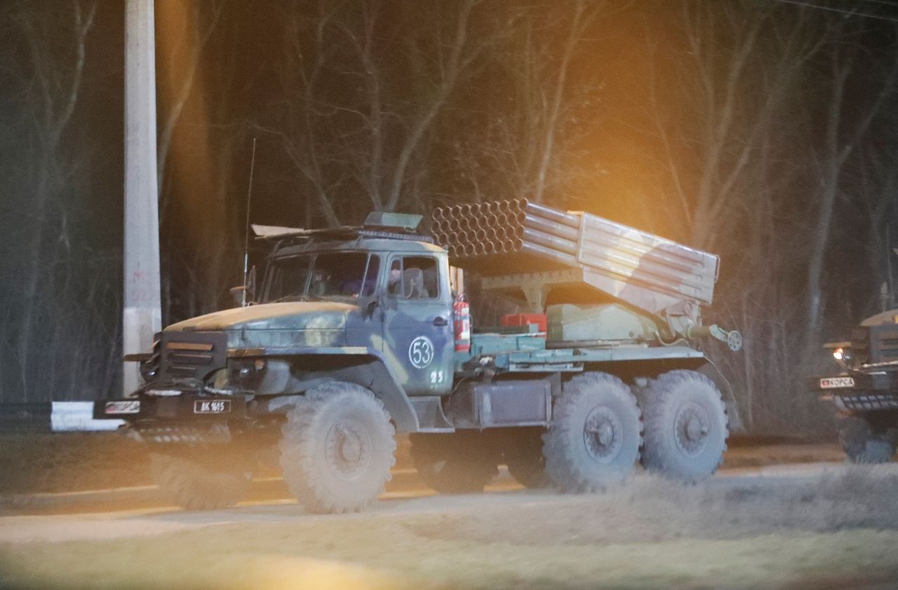Un vehículo militar se ve en una calle en las afueras de la ciudad de Donetsk, controlada por los separatistas, Ucrania 23 de febrero de 2022. REUTERS/Alexander Ermochenko