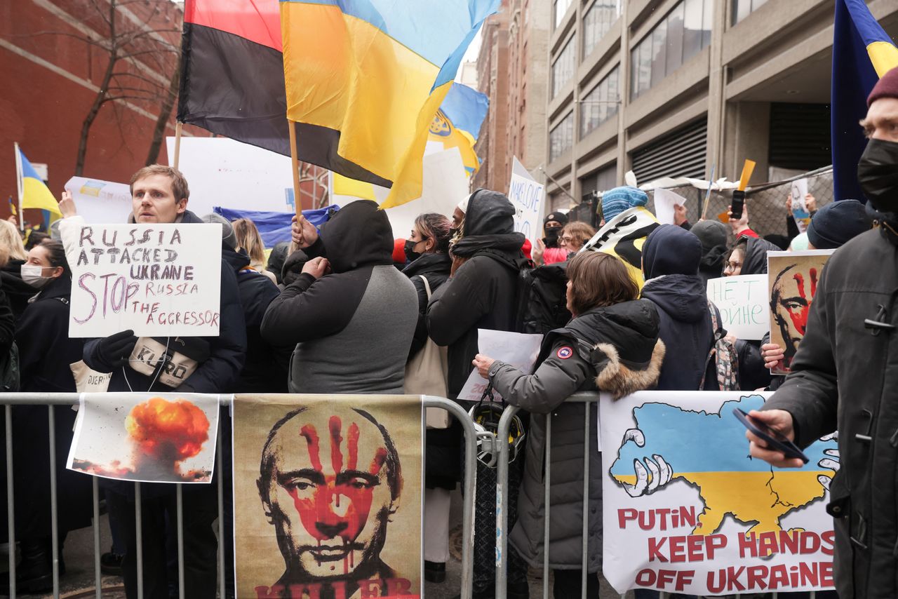 Manifestaciones contra la invasión rusa a Ucrania, en Times Square, Nueva York, EEUU, Febrero 24, 2022. REUTERS/Jeenah Moon