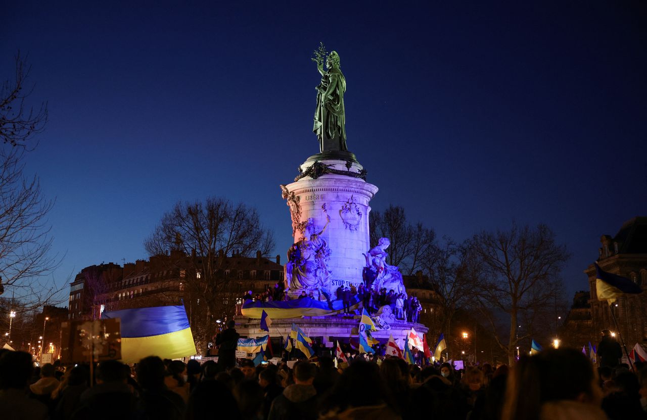 Personas se reúnen en una protesta contra la guerra en la Plaza de la República, en París, Francia. Febrero 24, 2022. REUTERS/Sarah Meyssonnier