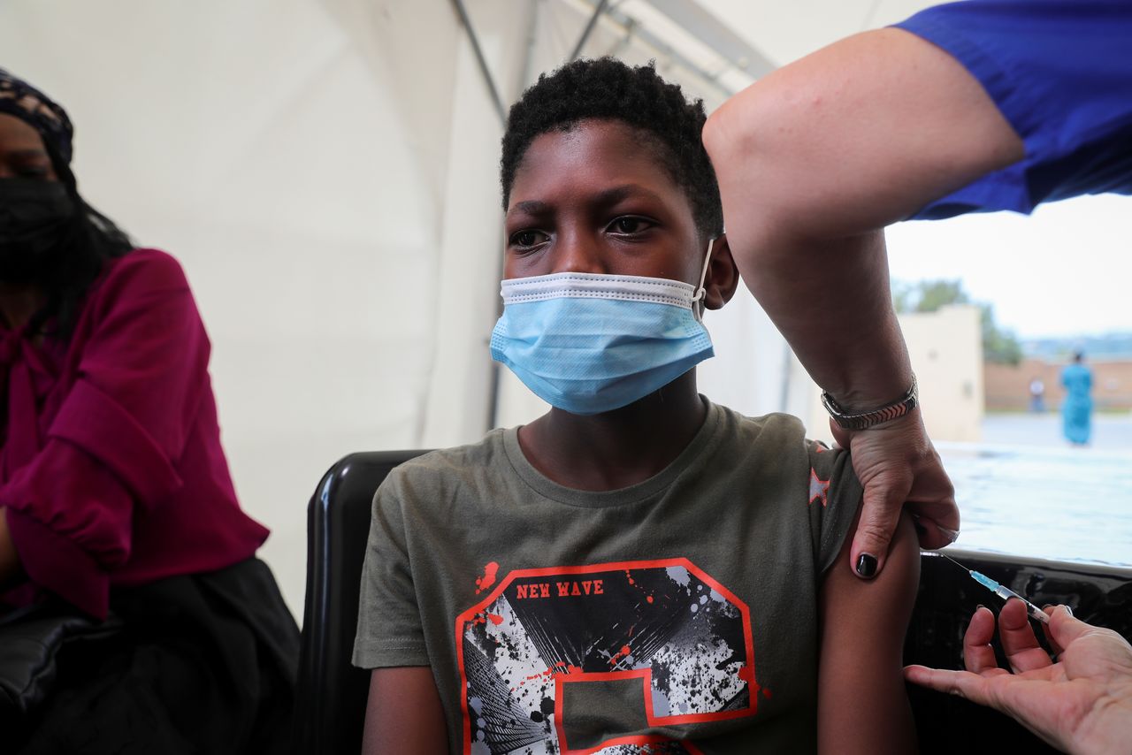 FOTO DE ARCHIVO: Un menor recibe una dosis de la vacuna de COVID-19 en Johannesburgo, Sudáfrica, el 4 de diciembre de 2021. REUTERS/Sumaya Hisham