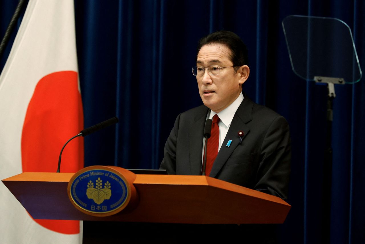 El primer ministro japonés, Fumio Kishida, durante una conferencia de prensa celebrada en Tokio, Japón, el 25 de febrero de 2022. Rodrigo Reyes Marín/Pool vía REUTERS