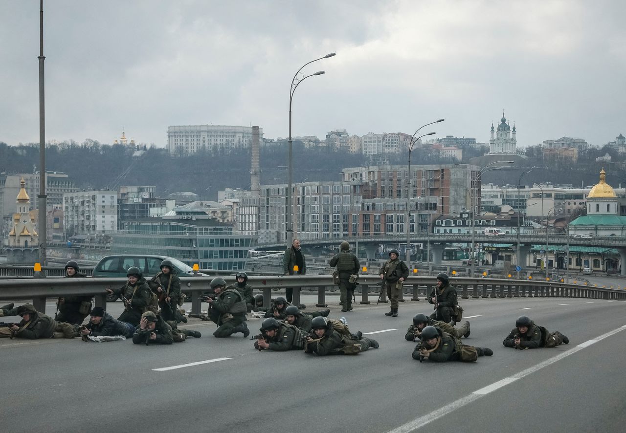 Militares de la Guardia Nacional de Ucrania toman posiciones en el centro de Kiev, después de que Rusia inició una operación militar masiva contra Ucrania. 25 de febrero de 2022. REUTERS/Gleb Garanich