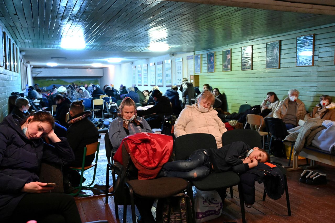Gente se reúne en un refugio antiaéreo en Kiev, Ucrania. 25 de febrero de 2022. REUTERS/Viacheslav Ratynskyi