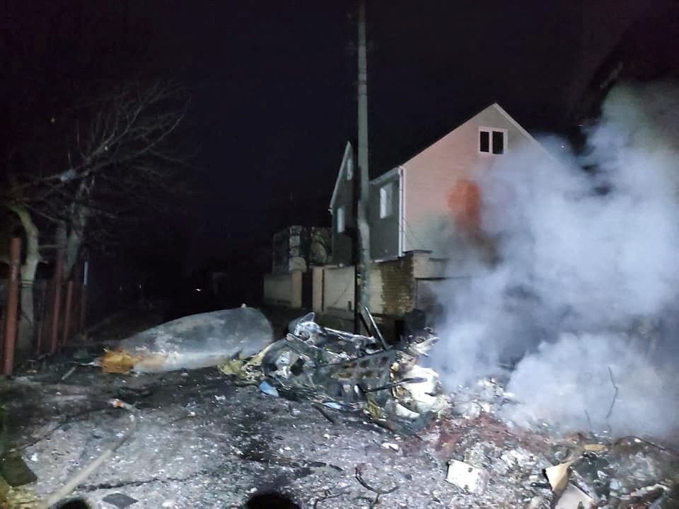 Restos de un avión no identificado en una zona residencial en Kiev, Ucrania, en una imagen distribuida el 25 de febrero de 2022. Servicio de prensa del Servicio Estatal de Emergencias de Ucrania/Handout via REUTERS