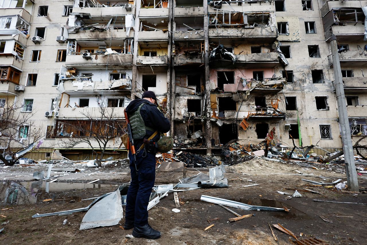 Un edificio residencial dañado, después de que Rusia lanzara una operación militar masiva contra Ucrania, en Kiev, Ucrania, el 25 de febrero de 2022. REUTERS/Umit Bektas