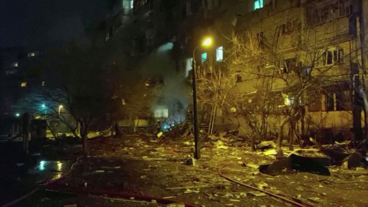 Vista de un edificio residencial dañado, después de que Rusia lanzara una operación militar masiva contra Ucrania, en Kiev, Ucrania, el 25 de febrero de 2022 en una captura de vídeo.  Ministerio de Emergencias de Ucrania/vía Reuters TV/Handout via REUTERS