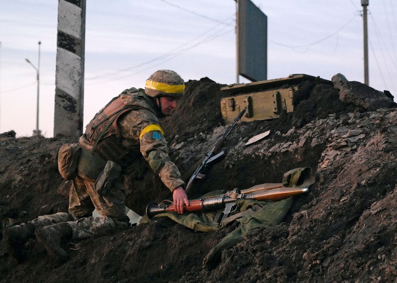 Un militar ucraniano sostiene un lanzador de granadas propulsadas por cohetes (RPG) en posiciones de combate a las afueras de la ciudad de Járkov, Ucrania 24 de febrero de 2022. REUTERS/Maksim Levin