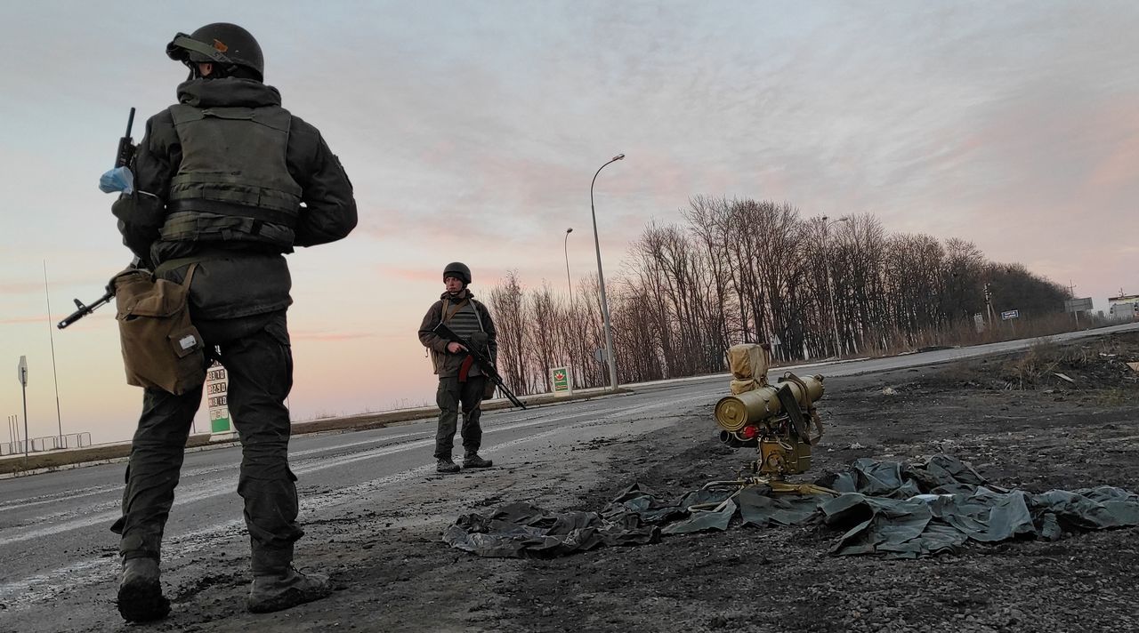 Miembros del servicio de las fuerzas armadas ucranianas junto a un sistema de misiles montado en un trípode en las afueras de Járkov, Ucrania 24 de febrero de 2022. REUTERS/Maksim Levin