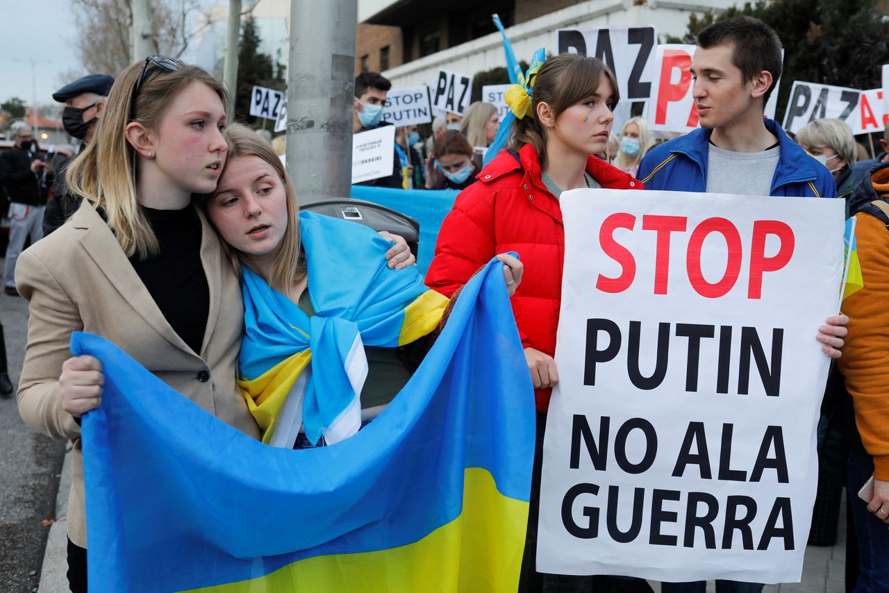 Ucranianos durante una protesta frente a la embajada rusa, después de que el presidente ruso Vladimir Putin autorizara una operación militar contra Ucrania, en Madrid, España, el 24 de febrero de 2022. REUTERS/Jon Nazca