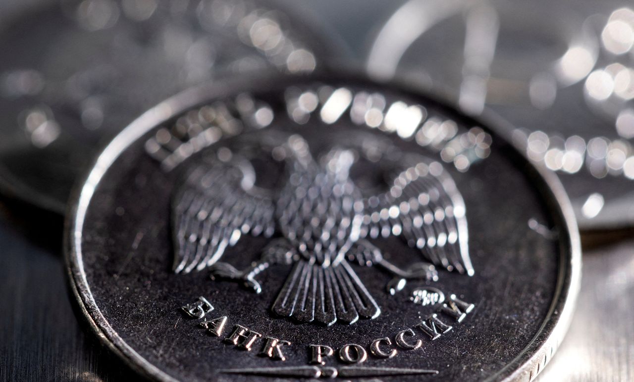 Imagen de archivo ilustrativa de una moneda de rublo ruso tomada el 24 de febrero, 2022. REUTERS/Dado Ruvic/Ilustración/Archivo