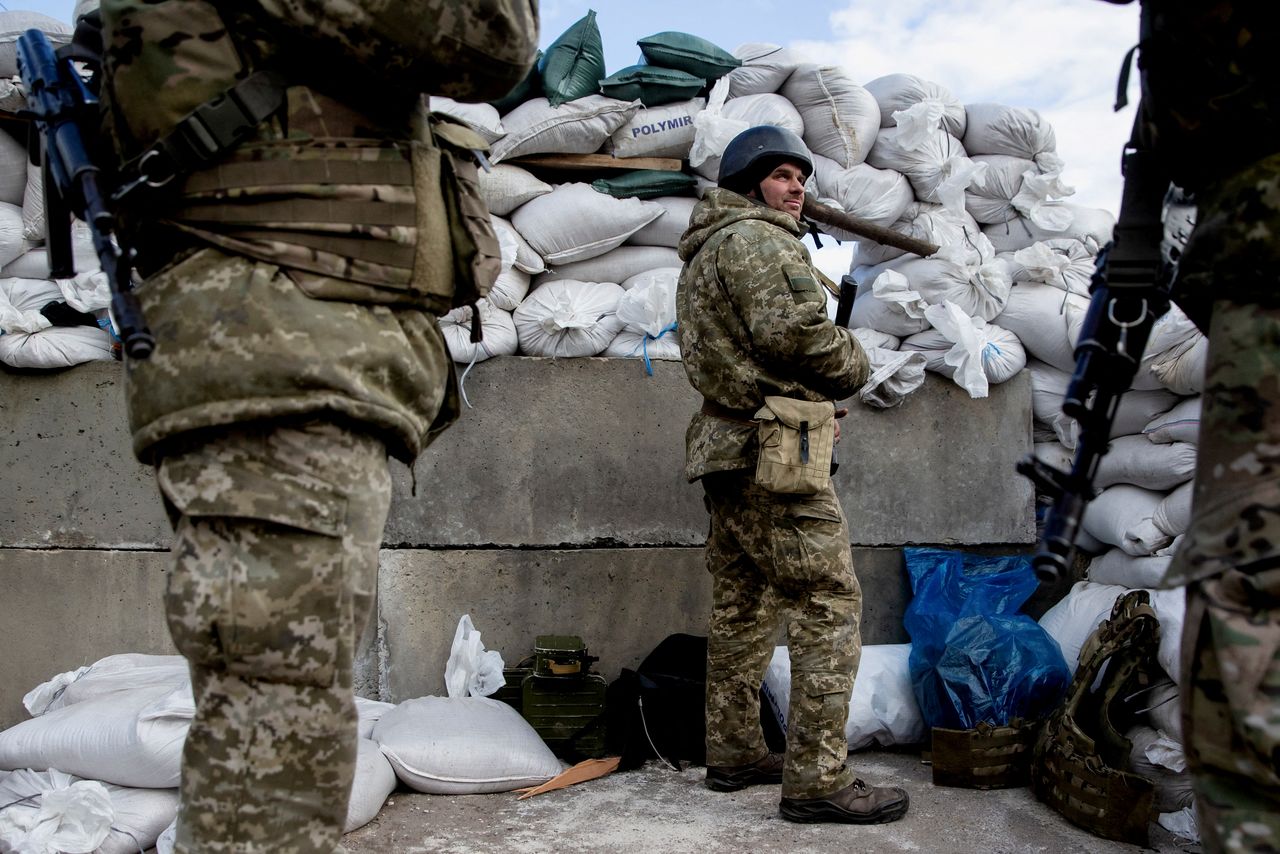 Miembros del ejérctio ucraniano son vistos después de que Rusia lanzara una operación militar masiva contra Ucrania, en un punto de control en la ciudad de Zhytomyr, Ucrania 27 de febrero de 2022.  REUTERS/Viacheslav Ratynskyi