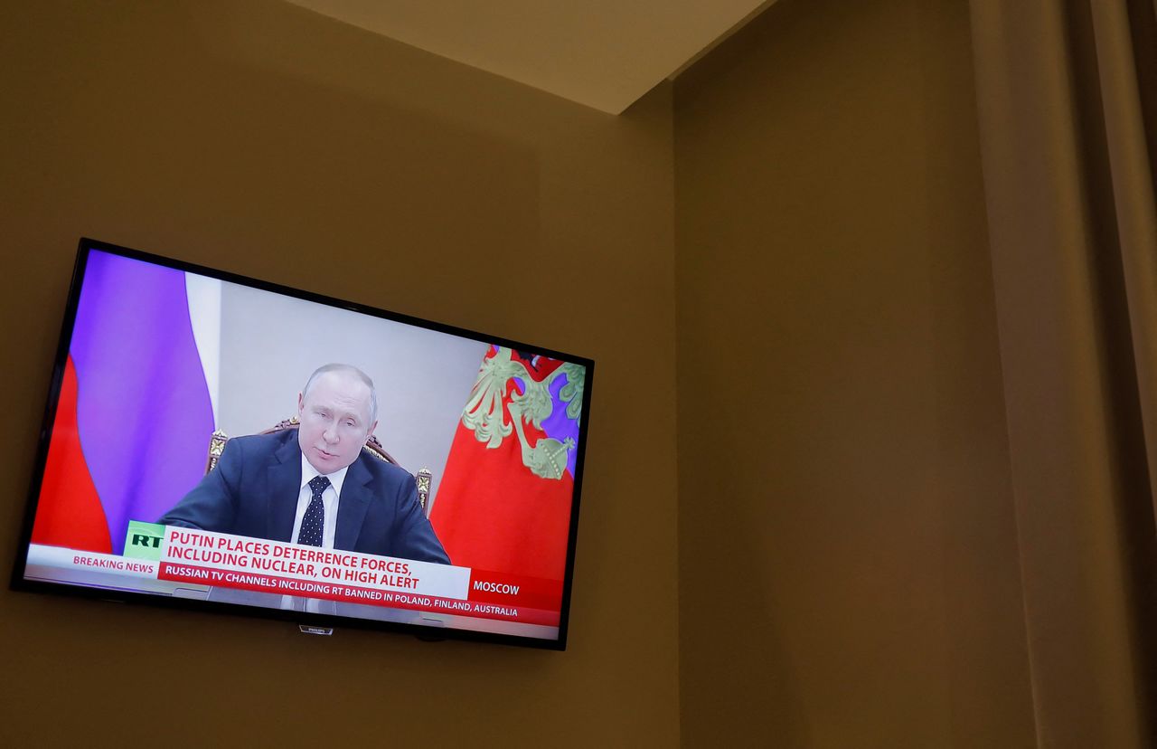 El presidente ruso Vladimir Putin es visto en una pantalla de televisión en un hotel durante una transmisión de noticias en vivo del canal de televisión Russia Today (RT), después de que Rusia lanzara una operación militar masiva contra Ucrania, en Madrid, España, 27 de febrero de 2022. REUTERS/Jon Nazca