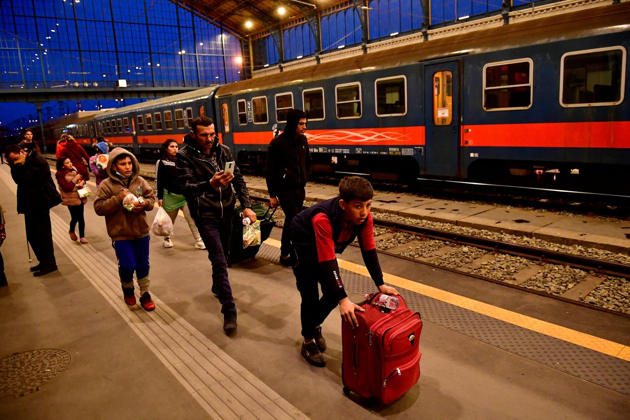 Una familia que huye de Ucrania llega a la estación de Nyugati, después de que Rusia lanzara una operación militar masiva contra Ucrania, en Budapest, Hungría, el 27 de febrero de 2022. REUTERS/Marton Monus