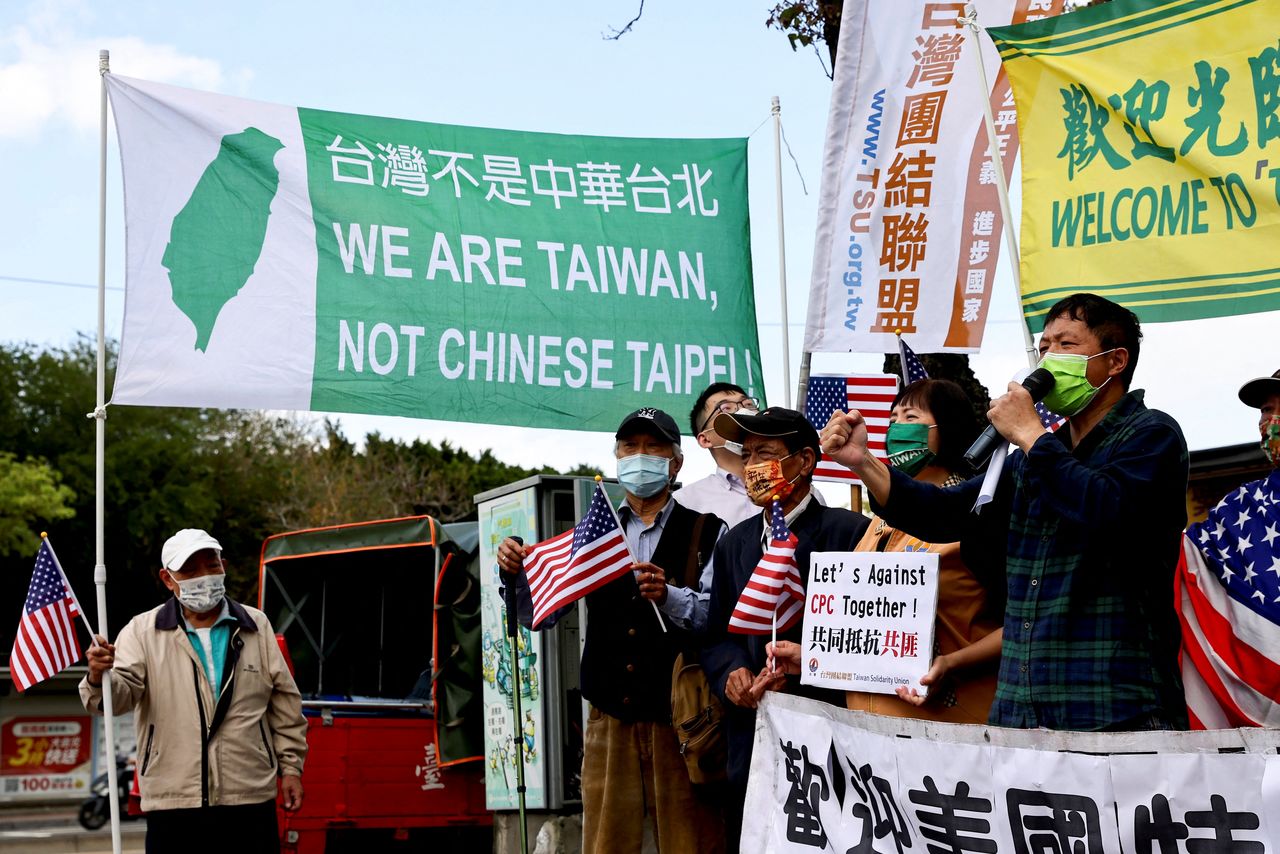Activistas a favor de la independencia de Taiwán en torno al aeropuerto para dar la bienvenida a los antiguos altos cargos estadounidenses que llegan a Taipéi, Taiwán, 1 de marzo de 2022. REUTERS/Ann Wang