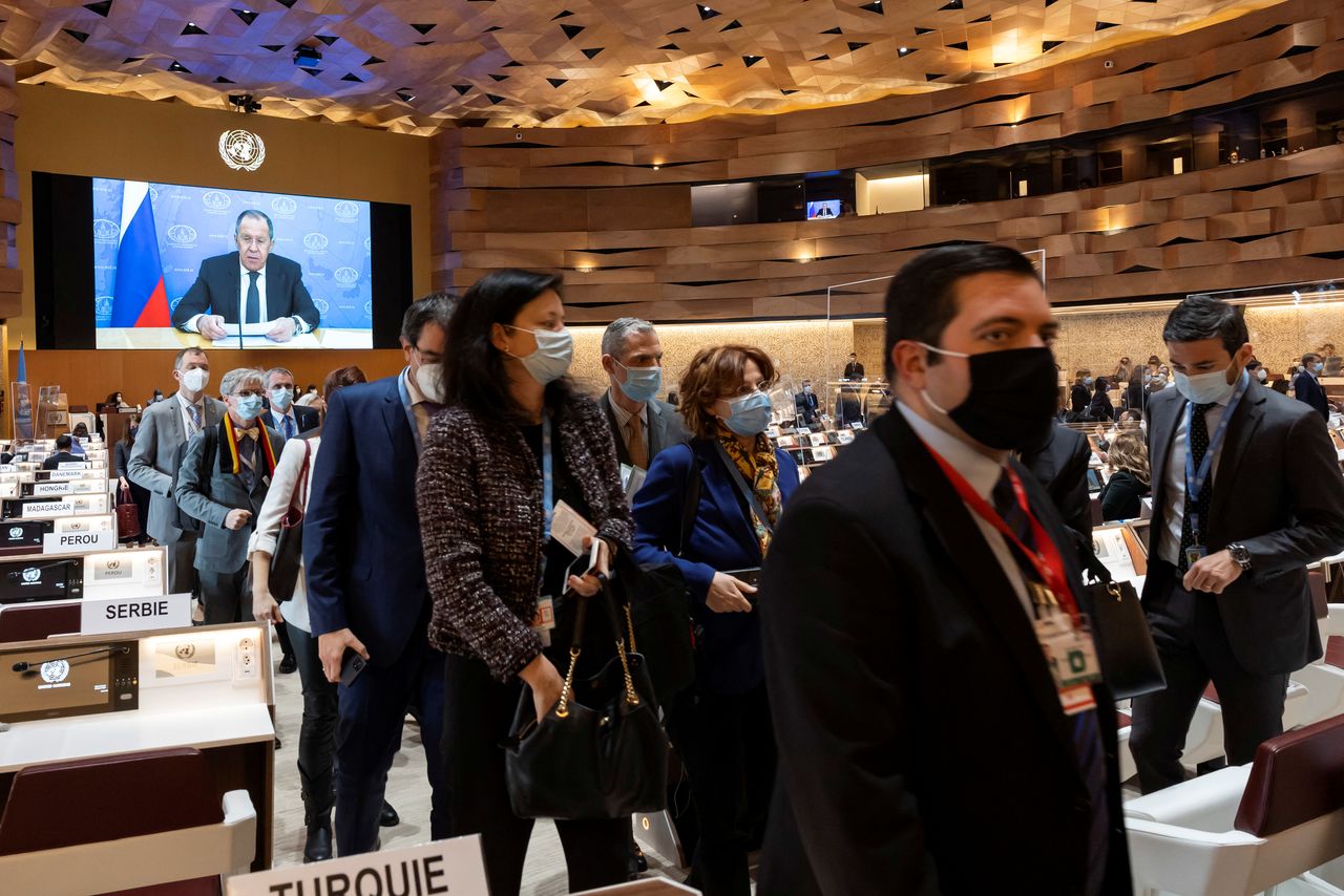 Varios embajadores y diplomáticos de distintos países abandonan el Consejo de Derechos Humanos de las Naciones Unidas en el momento en que el ministro de Exteriores ruso, Serguéi Lavrov (en la pantalla),  toma la palabra en un vídeo pregrabado, en la sede europea de la ONU en Ginebra, Suiza, el 1 de marzo de 2022. Salvatore Di Nolfi/Pool vía REUTERS