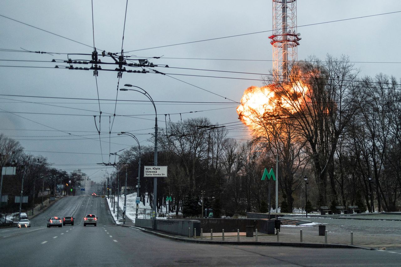 Una explosión en la torre de televisión, durante la invasión rusa de Ucrania, en Kiev, Ucrania, 1 de marzo de 2022. REUTERS/Carlos Barria
