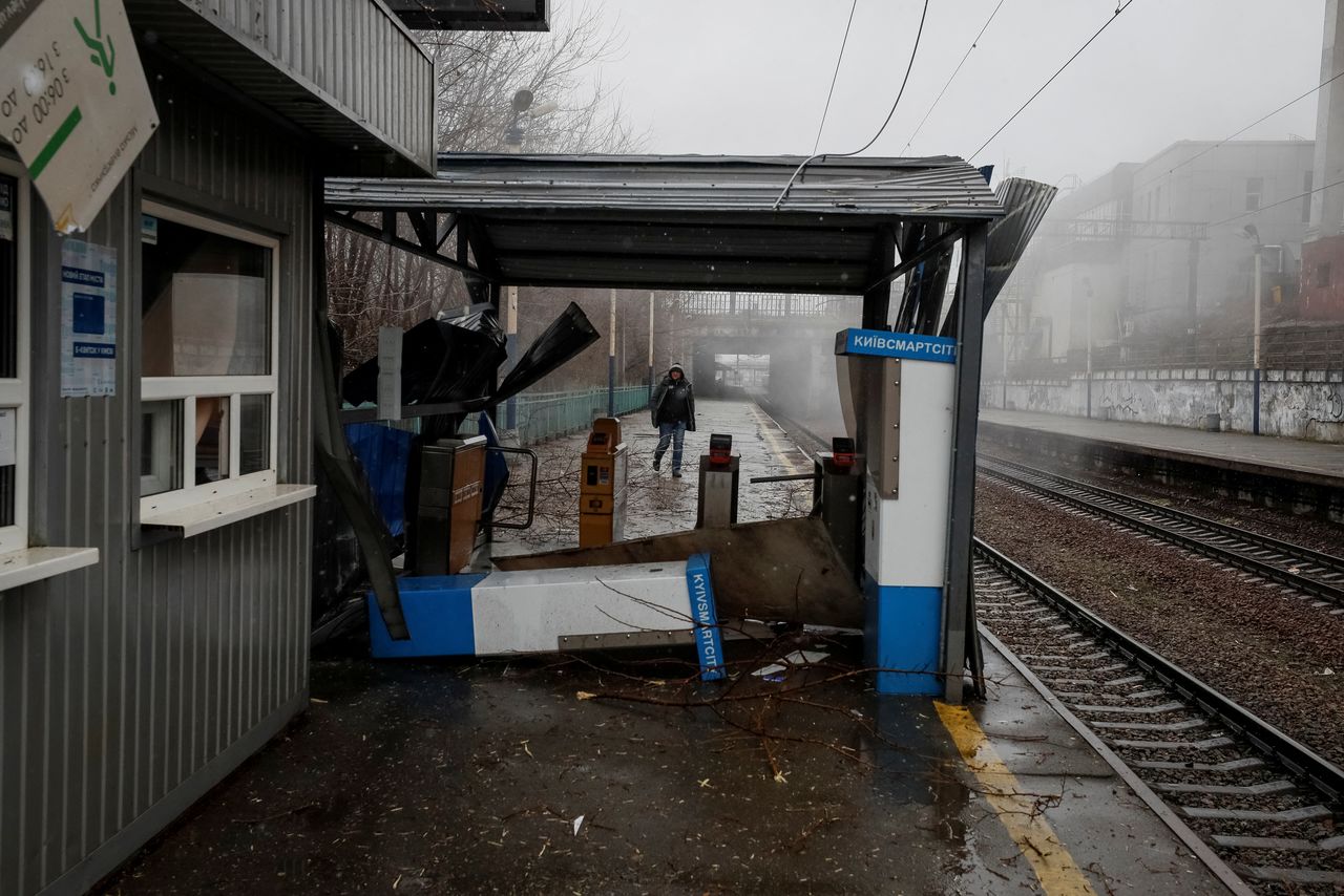 Un hombre cerca de un edificio de la administración ferroviaria de Ucrania dañado por un reciente bombardeo cerca de una estación central de trenes en Kiev, Ucrania, 3 de marzo de 2022. REUTERS/Gleb Garanich